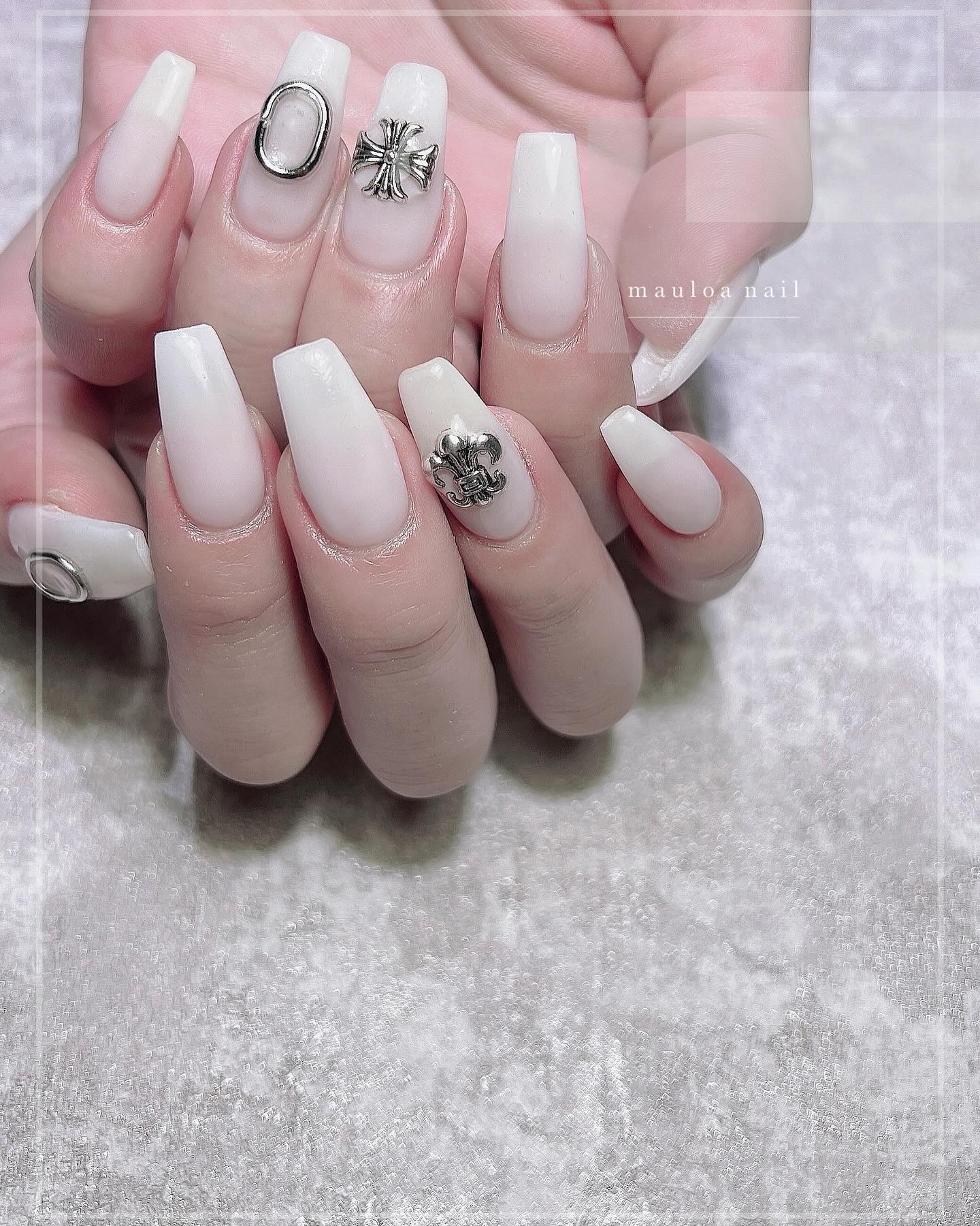 #ネイル,#スワロネイル,#アートネイル,#海ネイル,#ミラーアートネイル,#白フレンチネイル,#夏ネイル,#クロムハーツネイル,#オータムネイル,#ジュエリーネイル,#ミラーネイル,#手書きアートネイル,#春ネイル,#綺麗めネイル,#夏ネイル,#天王寺ネイル,#クロムハーツネイルのネイルデザイン