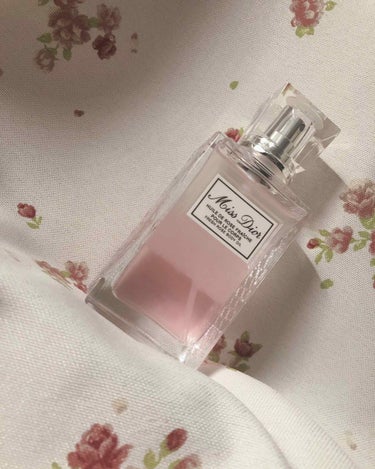 〜Dior ミスディオールボディオイル〜

汗っかきだけど夏も香水の香り楽しみたい😭
でも汗と香水が混ざるのは嫌だ😭😭
って繰り返してた矢先、ミスディオールのボディオイルに出会ってしまった…
香りは、
