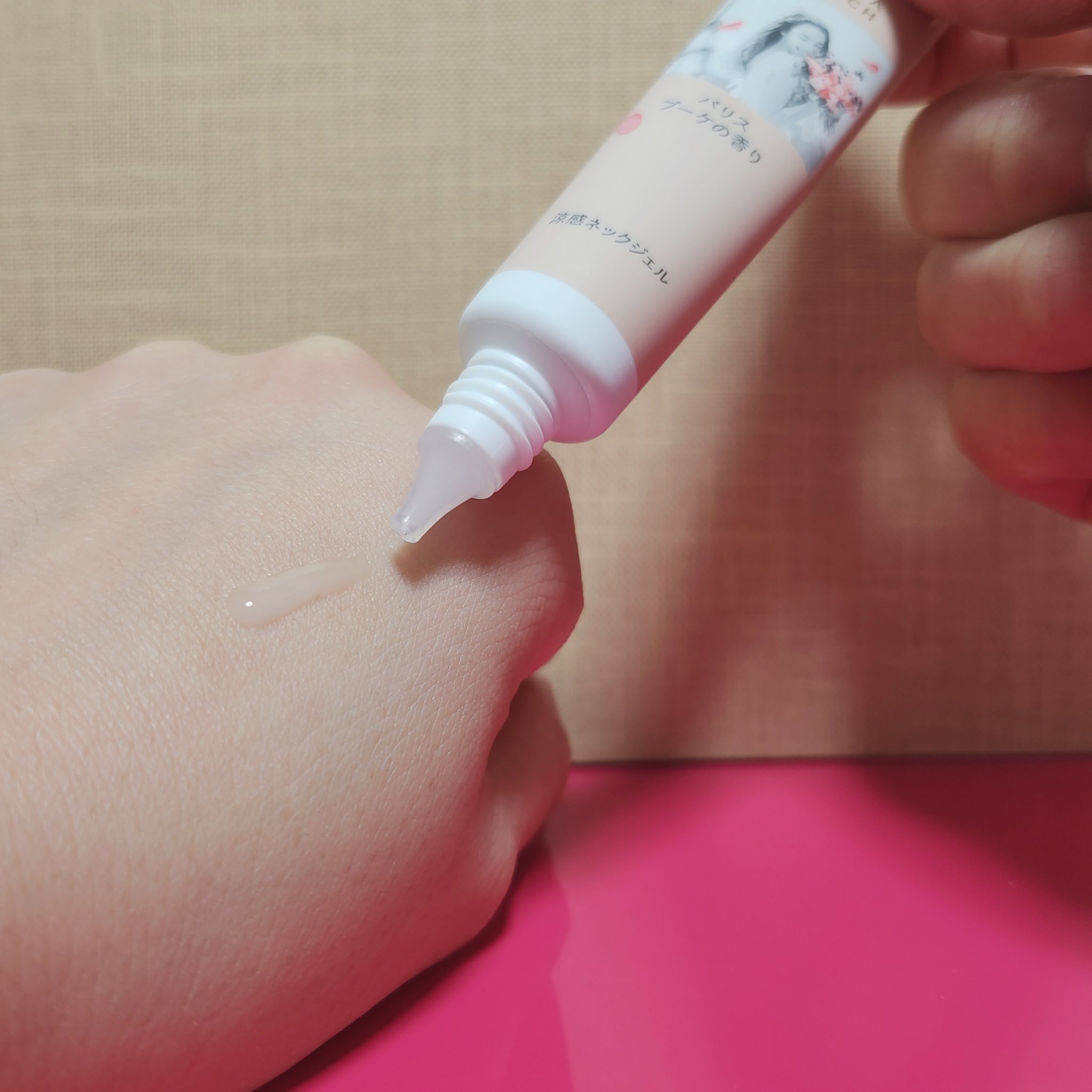 8x4 アロマスイッチ 涼感ネックジェル パリスブーケの香り/８ｘ４/デオドラント・制汗剤を使ったクチコミ（3枚目）