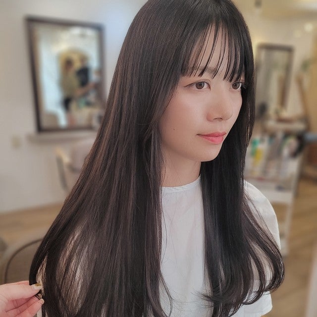 黒髪ロングヘアの女性