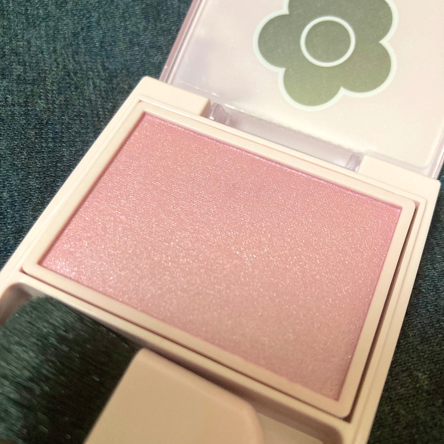 パウダーブラッシュ/DAISY DOLL by MARY QUANT/パウダーチークを使ったクチコミ(2枚目)