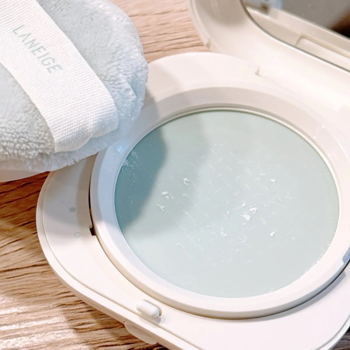 ネオ エッセンシャル フィニッシュパウダー/LANEIGE/ルースパウダーを使ったクチコミ（2枚目）