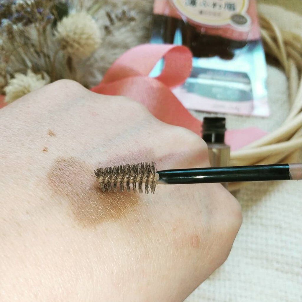 リトルレディ ベビーニュアンス アイブロウマスカラNのクチコミ「見た目は明るすぎるかなと思いましたが
つけると発色良くなじんで一気にあか抜け眉に
なれて満足し.....」（3枚目）