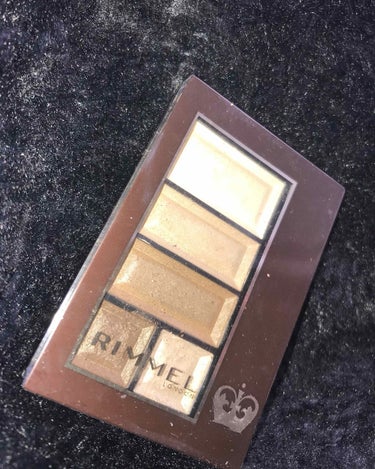 今回投稿するのは！

RIMMEL👑の新作です！
ショコラスウィートアイズソフトマット
No.004
です！！

1600円（税抜）

リンメルのショコラスウィートアイズが本当に
大好きで愛用している物