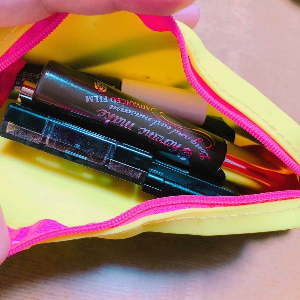 リか on LIPS 「❁最近のポーチ事情❁お仕事なかなかハードで投稿できない(งᐛ)..」(2枚目)