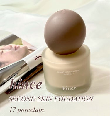 hinceからついに待望のファンデーションが登場！

hince
Second Skin Foundation
17porcelain

tobibiです。大好きなhince様からリキッドファンデーションが出たので購入しました！
私は色が白めなので明るめの17ポーセリンを購入しました☺️

結論から言います。
今まで使ったファンデーションの中で1番いい！！！
肌がすごく綺麗に見えます🙌

テクスチャーは水っぽいですが、時間とともに肌に馴染んでいきます。
つけた時は凄くしっとりですが、5分くらいするとツヤ肌よりのセミマットみたいな感じの仕上がりになります！
伸びもいいのでワンプッシュで十分です☺️
あとフローラル系のいい匂いがして塗る時幸せです！

カバー力はすごくあるわけでもありませんが、薄づきでも肌を綺麗に見せてくれます！
シミ、そばかす、クマはコンシーラーでカバーする必要があります😭
毛穴など肌のムラはカバーしてくれます✨

マスクにも付きにくく、化粧直しなしでも1日あまり崩れないです🥺
マスク生活でよく頬のファンデがよれたり、汚くなってしまうのでとても嬉しいです👏🏻

使ってみた感想としては (☆5が最高)

伸び ☆☆☆☆☆
カバー力 ☆☆☆
素肌感 ☆☆☆☆☆
よれにくさ ☆☆☆☆☆
保湿 ☆☆☆☆
綺麗に見せてくれる度 ☆☆☆☆☆
持ち運び ☆☆

こんな感じです☺️

こんなに肌を綺麗に見せてくれるファンデーションがあるんだっていうことに感動しました😭✨

塗り方は私は手か、購入の際にもらったファンデーションブラシを使っています。
hinceの新製品を購入した時についてくるプレゼントは毎回豪華で絶対ハズレがないです！！
今回のファンデーションブラシもふわふわなのに軸がしっかりしていてファンデーションを綺麗に伸ばしてくれます☺️

個人的には  
ファンデーションブラシ＞手＞使い捨てパフ

の順で仕上がりが綺麗だと思いました！
使い捨てパフだと吸収してしまって上手く伸びませんでした😭
手の方が綺麗に塗れます🙌


そしてそして！
今回hince製品を6000円以上購入するとリップ1本無料でもらえるキャンペーンもやっていました！
私はファンデーションとコンシーラーを購入して6200円くらいの購入金額になったのでムードインハンサーリキッドグロウ アンロックをもらいました！(色はアンロックのみ)
あとファンデーションブラシ、コンシーラーブラシももらったのですごくお得に買えた気がします🥰  

今ならhince製品を買うだけでファンデーションサンプル(17、21、22、23の4種類セット)がもらえます！
一緒に透明なカラーチャートみたいなものも、もらえるので手の甲や頬に重ねるだけで自分にあった色を見つけられます✨
本当に透明なカラーチャートみたいなやつが優秀だったので、タッチアップやテスターが使えない今の時期に日本でも流行って欲しいなと思いました🤭

また購入したコンシーラーもレビューしたいと思います😉


#hince#ファンデーション#セカンドスキンファンデーション#17#porcelain#韓国コスメ #春コスメ購入報告  #ナチュ盛り最強アイテム の画像 その0