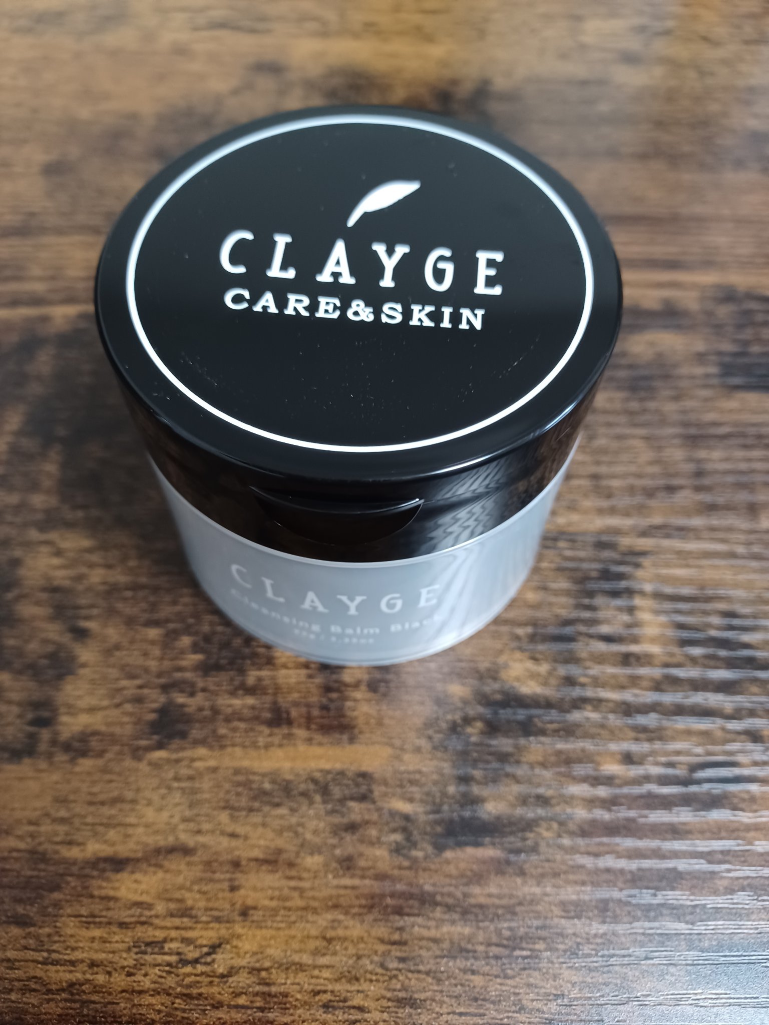 大好きなCLAYGEさんのクレンジングバームシリーズ！
今回はクレンジングバームブラック。
バームもブラックで、クレイと炭と酵素配合ですっきり濃密クレンジング。
テクスチャーはなめらか。スパチュラで簡単に取ることが出来ます。
肌馴染みが良く