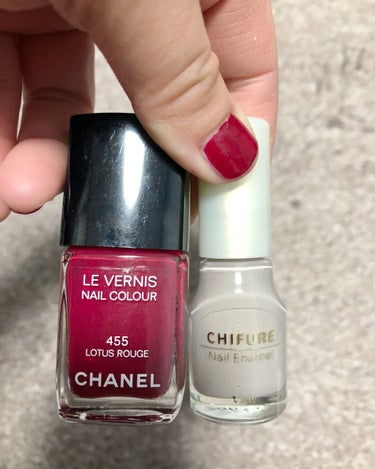 CHANEL❤️ヴェルニ・ちふれ🖤ネイルエナメル
先程、明日の仕事に備えて、ネイル💅をチェンジしました😊✨✨

赤×グレーの組み合わせです☺️

使用したネイルは、

🌺　『赤』
CHANEL ヴェルニ　455  ロータスルージュ

こちらのロータスルージュは、大のお気に入りでして、数回にわたってLIPSでも紹介させていただいています‼︎

ローズに近い赤で、発色の良さは抜群です。
ツヤも綺麗ですよ‼︎
速乾性にも優れています。

🌺　『グレー』
ちふれ　ネイルエナメル　グレー系　044

こちらのグレーもとても気に入ってまして、使用頻度は高めです‼︎

肌馴染みの良いグレーです✨

グレーにも色々なグレーがありますが、こちらのグレーはソフトな色合いで、私の印象では
コンサバな指先になります。

ツヤも綺麗です‼︎

ちふれのネイルエナメルはプチプラなのに、発色が綺麗で、カラー展開もたくさんあるので、他の色もいっぱい欲しくなってしまいます😘

以上、最後まで読んでいただき、ありがとうございます🙇♪

#CHANEL#ヴェルニ#455#ロータス ルージュ
#ちふれ#ネイル エナメル#044#グレー系
 #おすすめちふれ の画像 その0