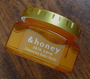 こんにちは☀

#使い切りスキンケア
#&honey#クレンジングバームモイスト
.
香りはスイートハニーの甘い香り。
1つで5役(メイク落とし、角質ケア、保湿ケア、マッサージ、洗顔)の多機能クレンジン