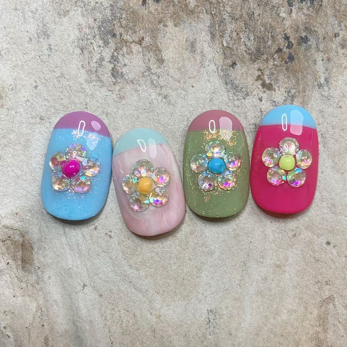 つけ爪やさん \MUU/ on LIPS 「つけ爪やさん♡@nailsalon.muu..カラフルポップフ..」(1枚目)