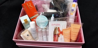 
ちょっと前に日付が変わった瞬間予約してたBLOOMBOXの
LUXURY版が届きました！

もっとパウチのサンプルばっかりかと思ってましたが
しっかりミニサイズで可愛いです。

ダブルウェアとアルマー