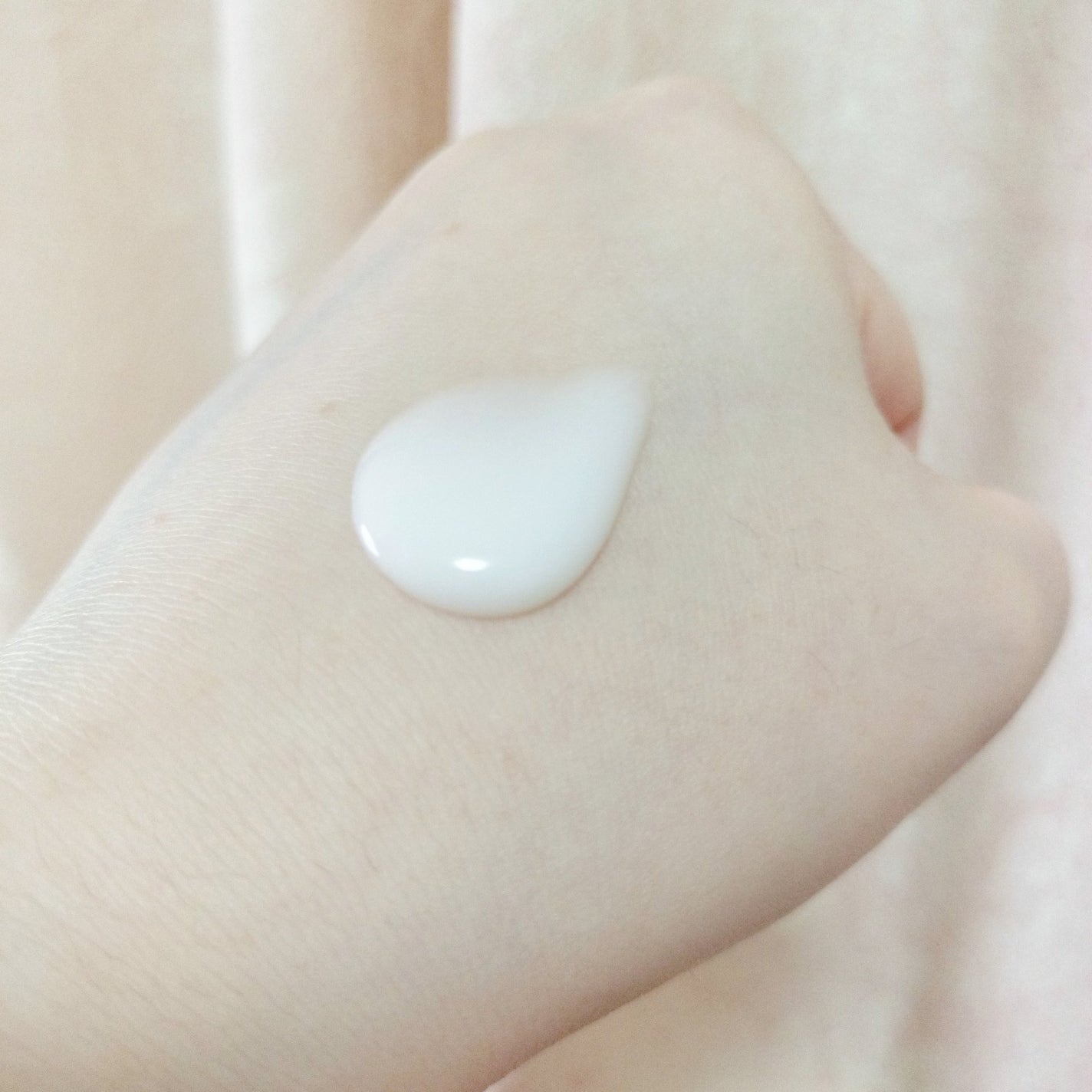 プレミアムボディミルク ホワイトニング【医薬部外品】 /ニベア/ボディミルクを使ったクチコミ(4枚目)