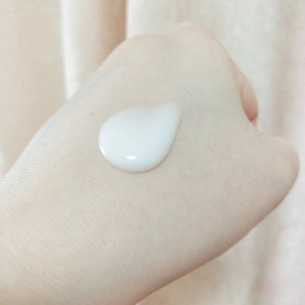 プレミアムボディミルク ホワイトニング【医薬部外品】 /ニベア/ボディミルクを使ったクチコミ(4枚目)