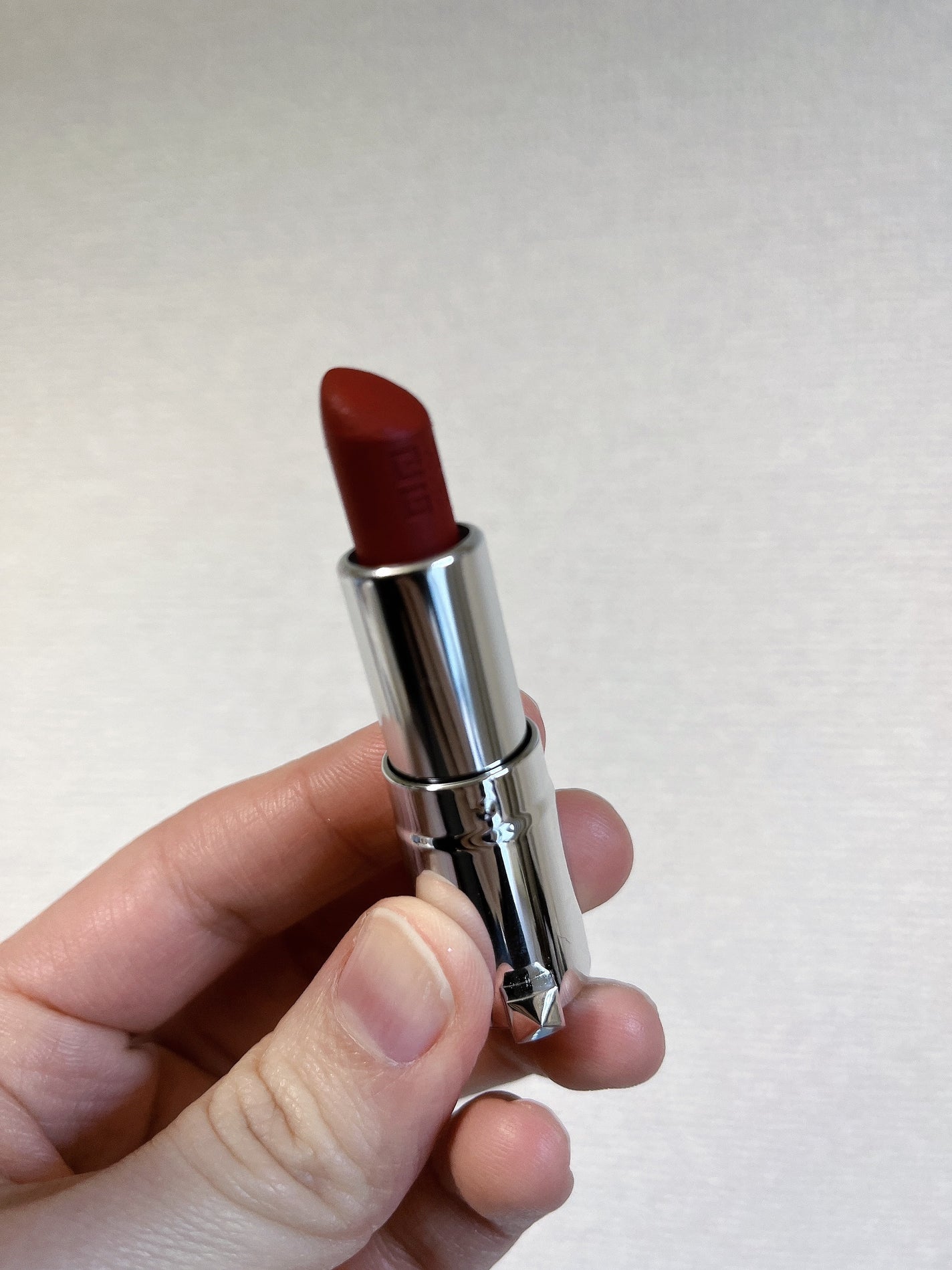 ai on LIPS 「めっちゃテイラーみたいな唇になれるリップ!#givenchy#..」(2枚目)