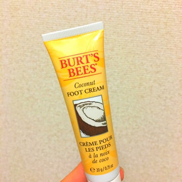 BURT'S BEES ココナッツフットクリームのクチコミ「ガサガサかかとにも効く！
濃密フットクリーム✨🥥🌺

BURT’S BEES 
バーツビーズ
.....」（1枚目）