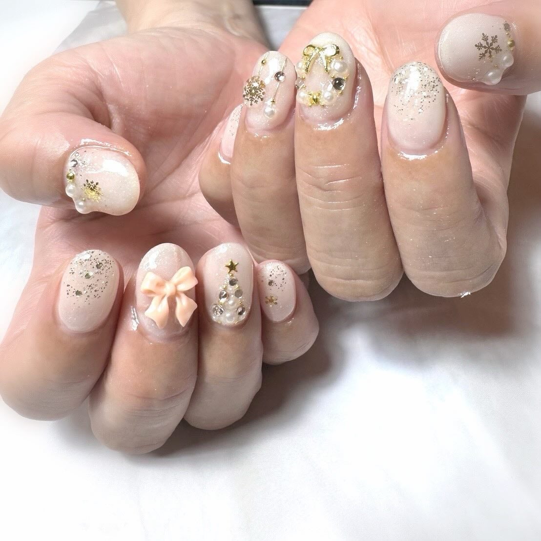 snowmi♡フォロバ on LIPS 「NEWネイル💅クリスマス🎄仕様にしていただきました♡ツリー🎄に..」(1枚目)