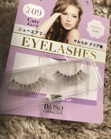 🍇ダイソー 【EYELASHES d09 キュート】
ブラウン やわらかクリア軸

ダイソーのつけまつげはパッケージがスキ♥
蓋付きなので、使用したものもキレイにしてしまっておける♥︎

付け心地は軽く