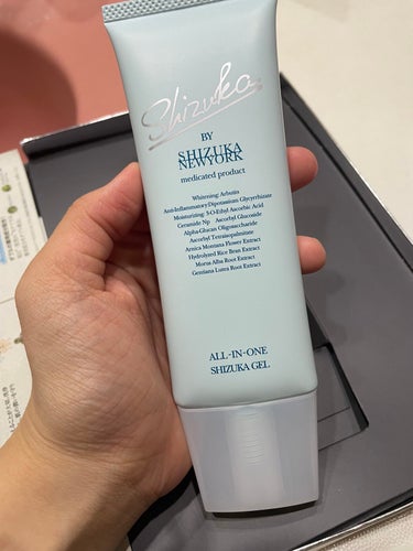 こんにちは！
Shizuka BY SHIZUKA NEWYORKのオールインワン シズカゲルをご紹介します！

シミ・シワ・肌荒れ・乾燥・たるみに効果があり、化粧水、美容液、乳液、クリーム、パックの機
