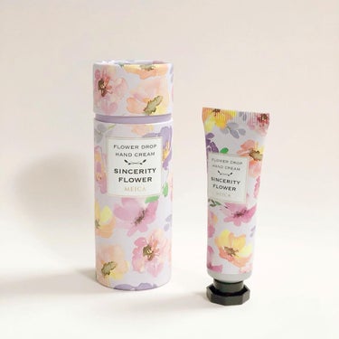 MEICA ハンドクリームのクチコミ「𝐇𝐀𝐍𝐃 𝐂𝐑𝐄𝐀𝐌 💐
ㅤㅤㅤㅤㅤㅤㅤㅤㅤㅤㅤㅤㅤ
花々をふんだんに施したパッケージデザイン.....」（1枚目）