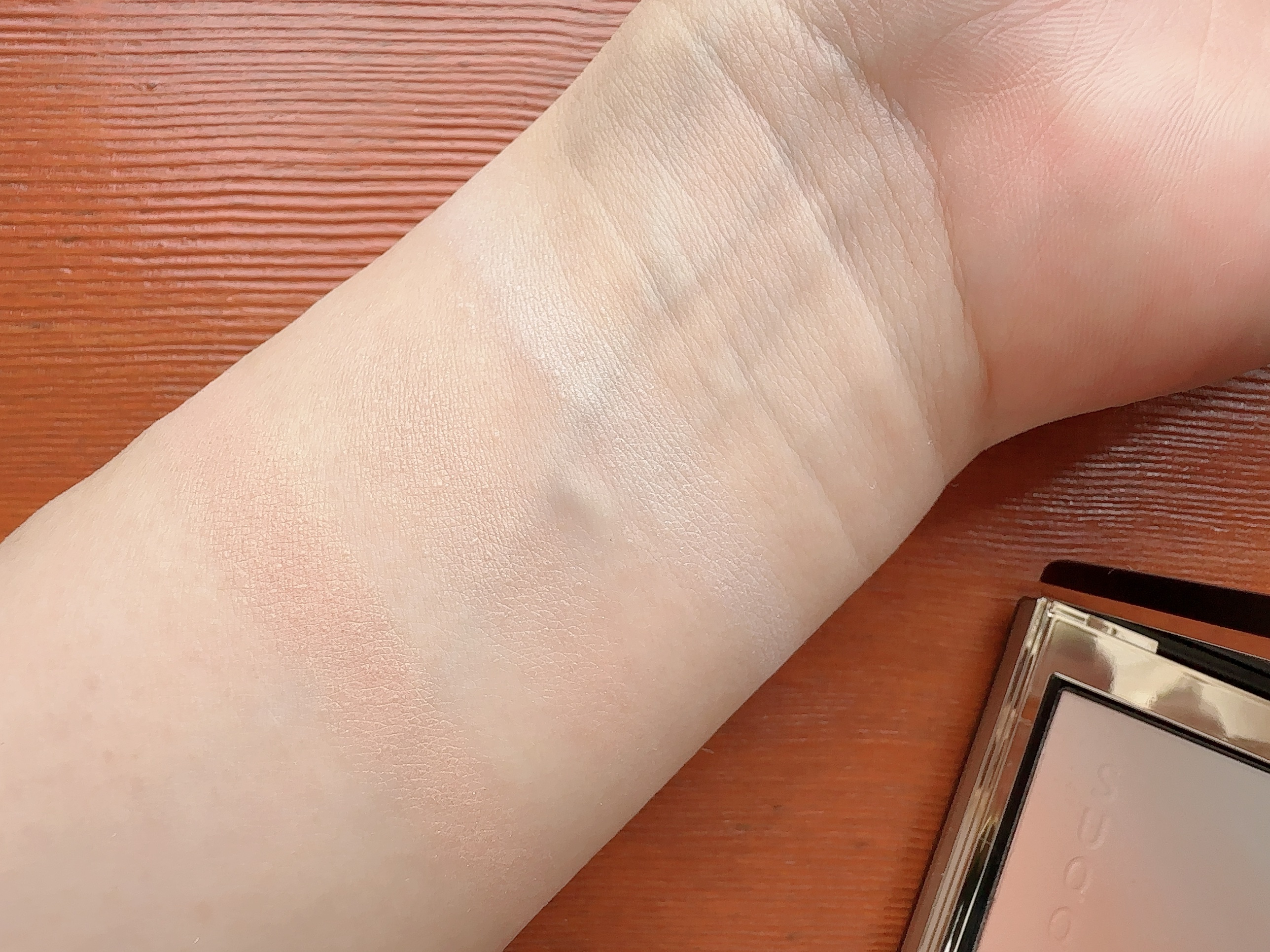 ブラーリング カラー ブラッシュ 101 羽風 -UFUU[限定色] (ペールベージュ × エアリーブルー)/SUQQU/パウダーチークを使ったクチコミ（3枚目）