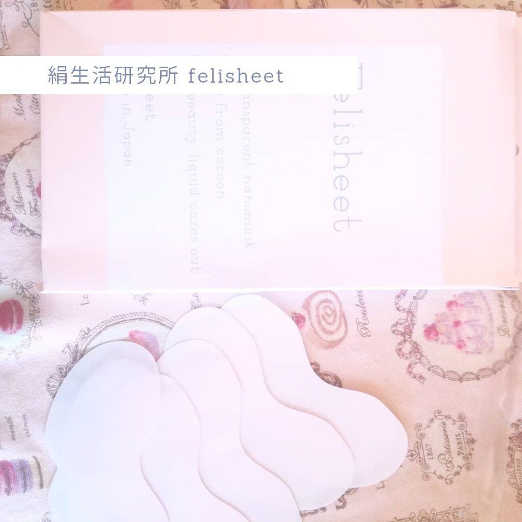 保湿★★★
浸透率★★★
便利度★★★★★
朝くまが酷い時の部分パックにピッタリなシート！すごく便利な高級絹仕様のシート。やや大きめのシートになっていて、剥がすと真ん中のピンクの部分が絹、周りの透明な部分が接着面になっていて、目元のケアやほ