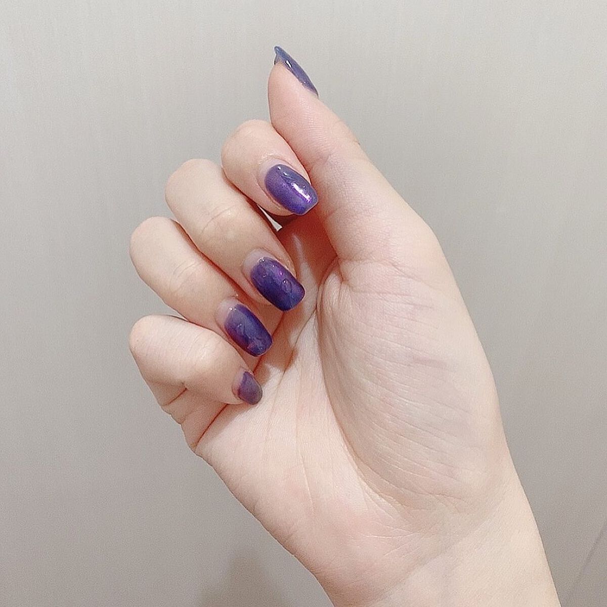 かな on LIPS 「梅雨ネイル💅☔️濃いめパープルとギラギラピンクを重ね塗りして、..」(1枚目)