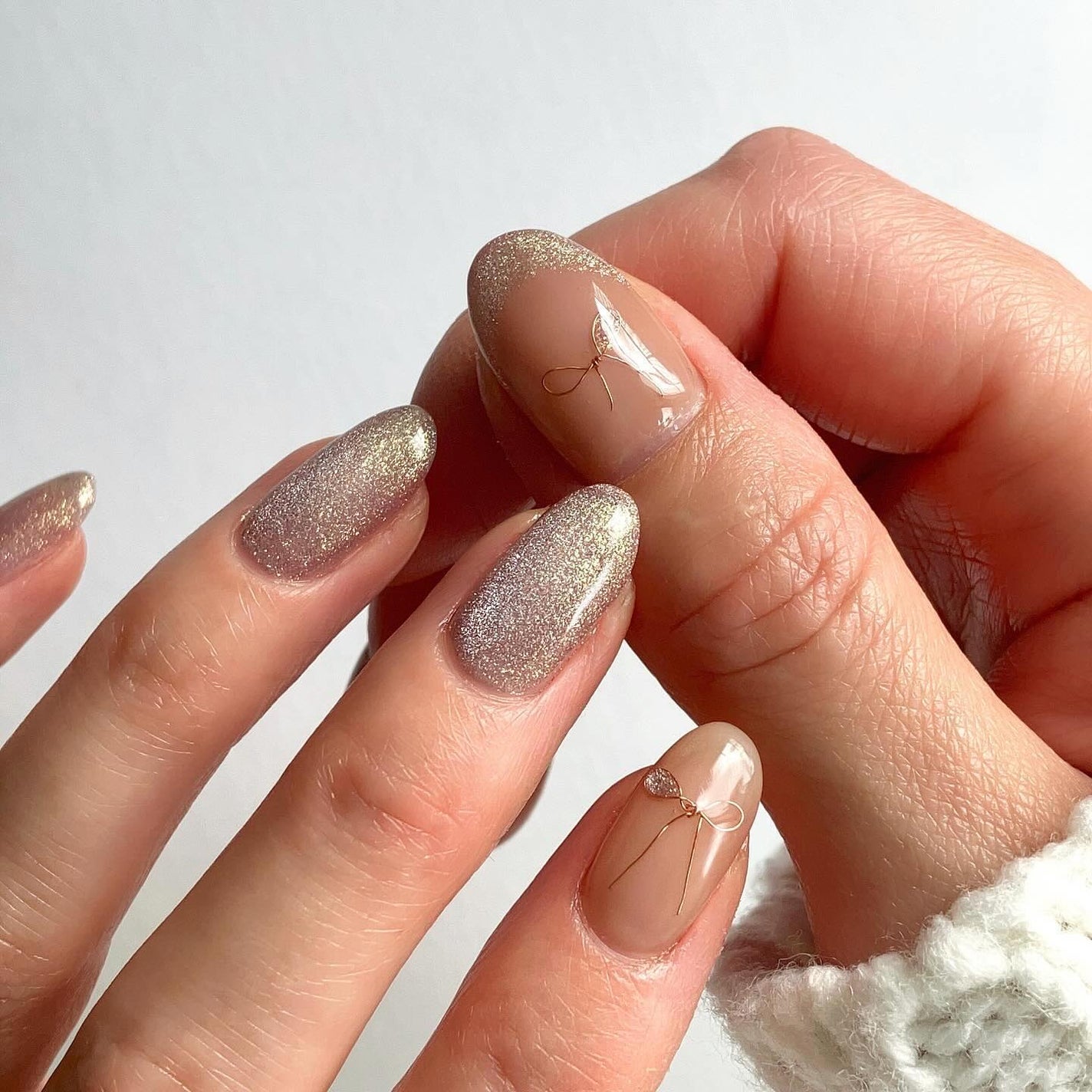 sato 🕊 self nail🫧🤍 on LIPS 「シンプルワンカラーにリボン🎀を入れてちぐはぐネイル🫶🏻CRÉU..」(2枚目)