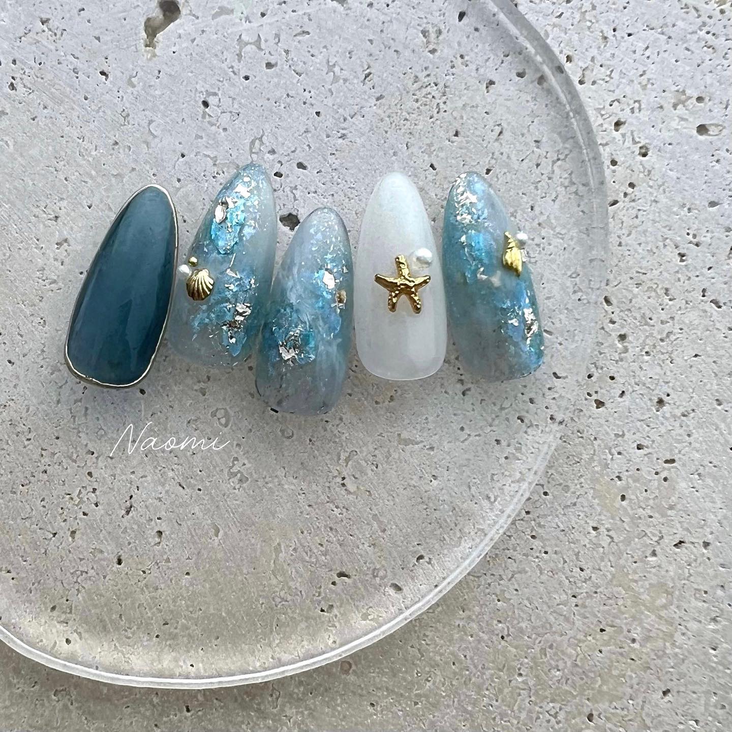 #ニュアンスネイル,#シェルネイル,#海ネイル,#マリンネイル,#囲みネイル,#きらきらネイル,#ブルーネイル,#インクネイル,#オーロラネイル,#ミラーネイル,#夏ネイル,#パールネイル,#深海ネイル,#奥行きネイル,#ヒトデネイル,#シアーネイル,#セルフネイル,#大人可愛いネイルのネイルデザイン