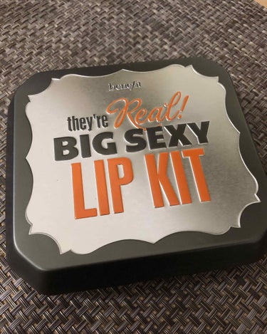 DFSで購入したbenefitのThey’re Real Lip Kitです。

まだ使用していませんが、4色入ってかなりリーズナブルな価格だったので購入しました🤗

Lipの先端がlinerで下が口紅
