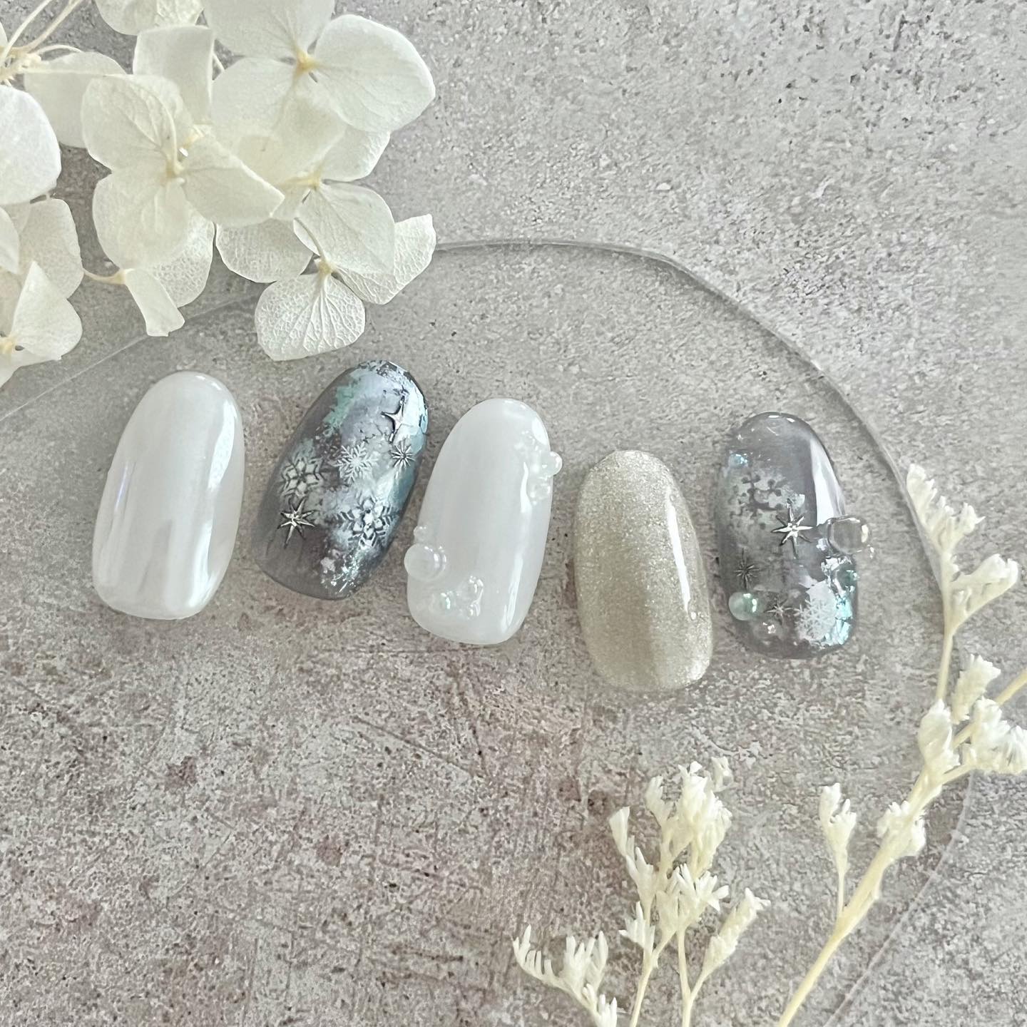 #セルフネイル,#セルフジェルネイル,#冬ネイル,#雪ネイル,#雪の結晶ネイル,#シアーネイル,#くすみブルーネイル,#奥行きネイル,#ニュアンスネイル,#水滴ネイル,#モノトーンネイル,#クリスマスネイルのネイルデザイン