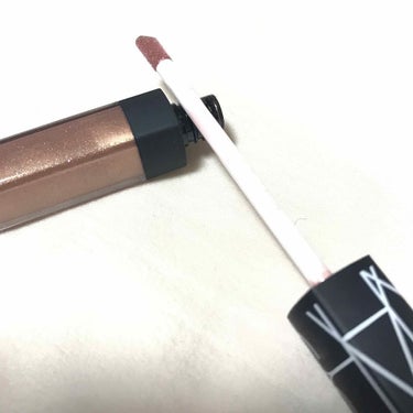 NARS のリップグロス N 1678番 です！

外から見た感じはゴールド、コーラル系ですが、つけた感じはピンクゴールドです！

2枚目はグロス単色と手につけたやつ。
手に伸ばしたら結構濃いめに見える