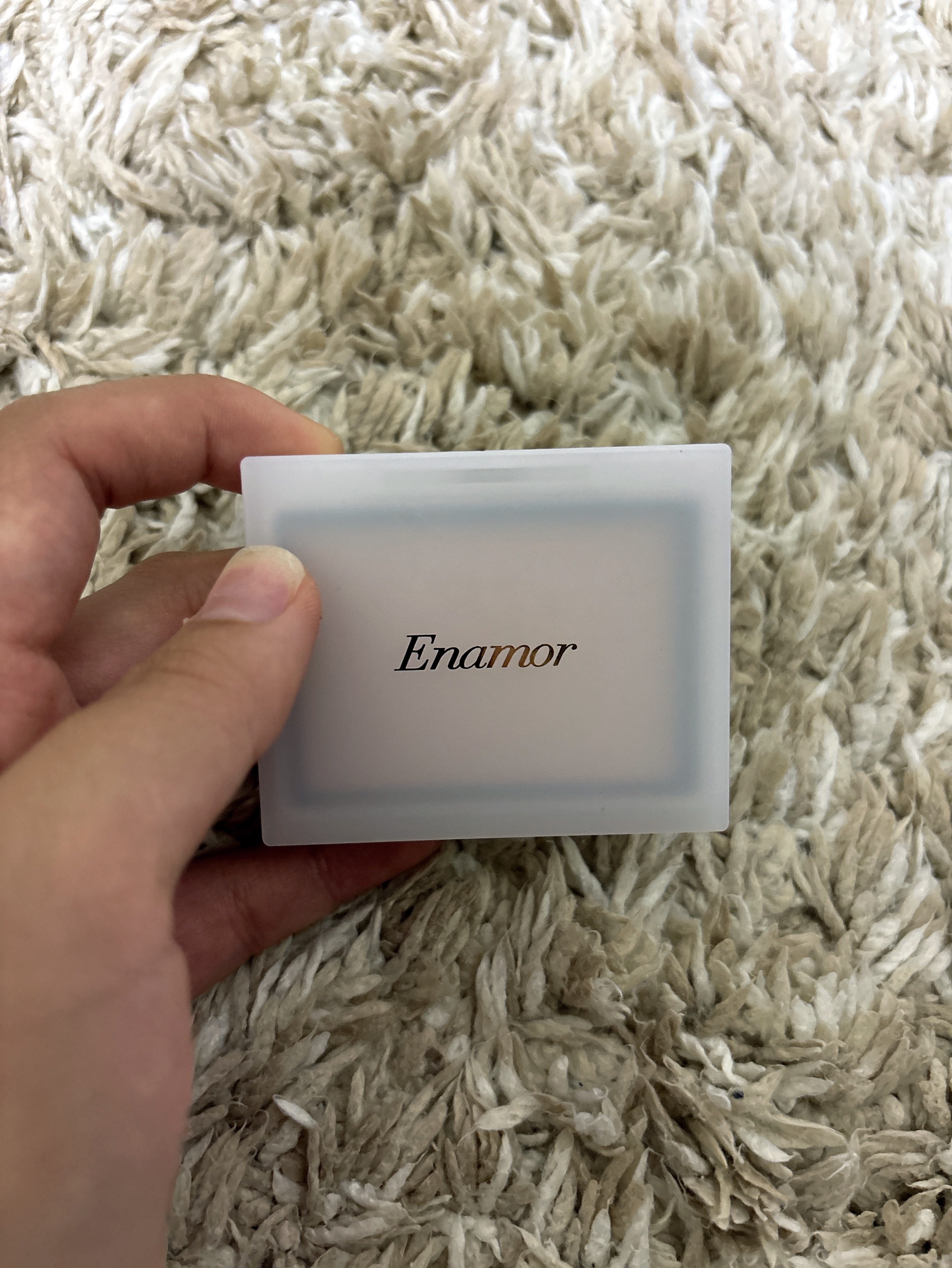 こんばんは＼(^▽^)／！お久しぶりです！
あやです！！最近忙しく全然投稿できてませんでした💦
本日ご紹介するのは推してる美容系YouTuberのかじえりさんがプロデュースしてるEnamor ジュエリーグロウハイライターです！！このハイラ