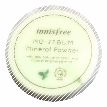 これ！！Innisfreeのパウダー これ、無くなると怖いので毎月やばい量購入してます。脂性なんだけど、前髪と生え際、おでこに塗ればベタつもしないし前髪がずっとさらさら！！手放せないぜ…！化粧に使うのも