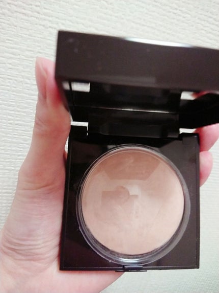 マットラディアンス ベイクドパウダー ハイライト01/ローラ メルシエ/パウダーハイライトを使ったクチコミ(1枚目)