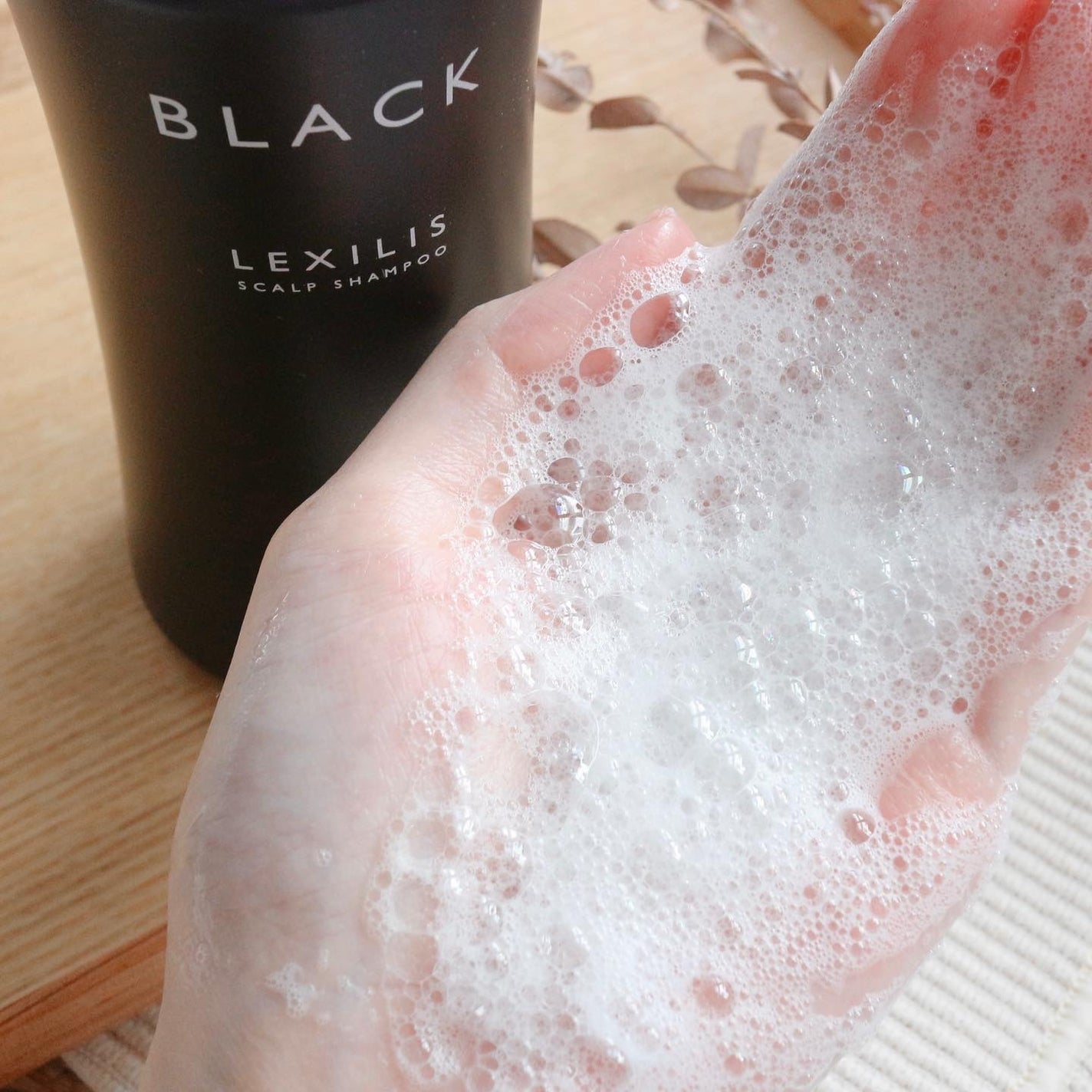 ブラック フレグランス スタイリング ヘアエッセンス/LEXILIS/アウトバストリートメントを使ったクチコミ(4枚目)