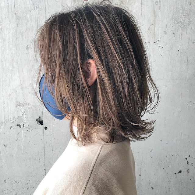 ダークブラウンカラーをベースにバレイヤージュを入れた女性。