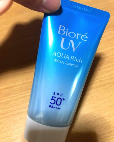 ビオレUV アクアリッチ ウォータリーエッセンスSPF50+ PA++++

外出先で日焼け止めを忘れてしまい購入しました。

これはとても水っぽくて塗りやすいです。
塗った直後はベタつきが少しあります