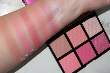 BLUSH & LIGHT PALETTE/MAKEUP REVOLUTION/パウダーチークを使ったクチコミ(2枚目)