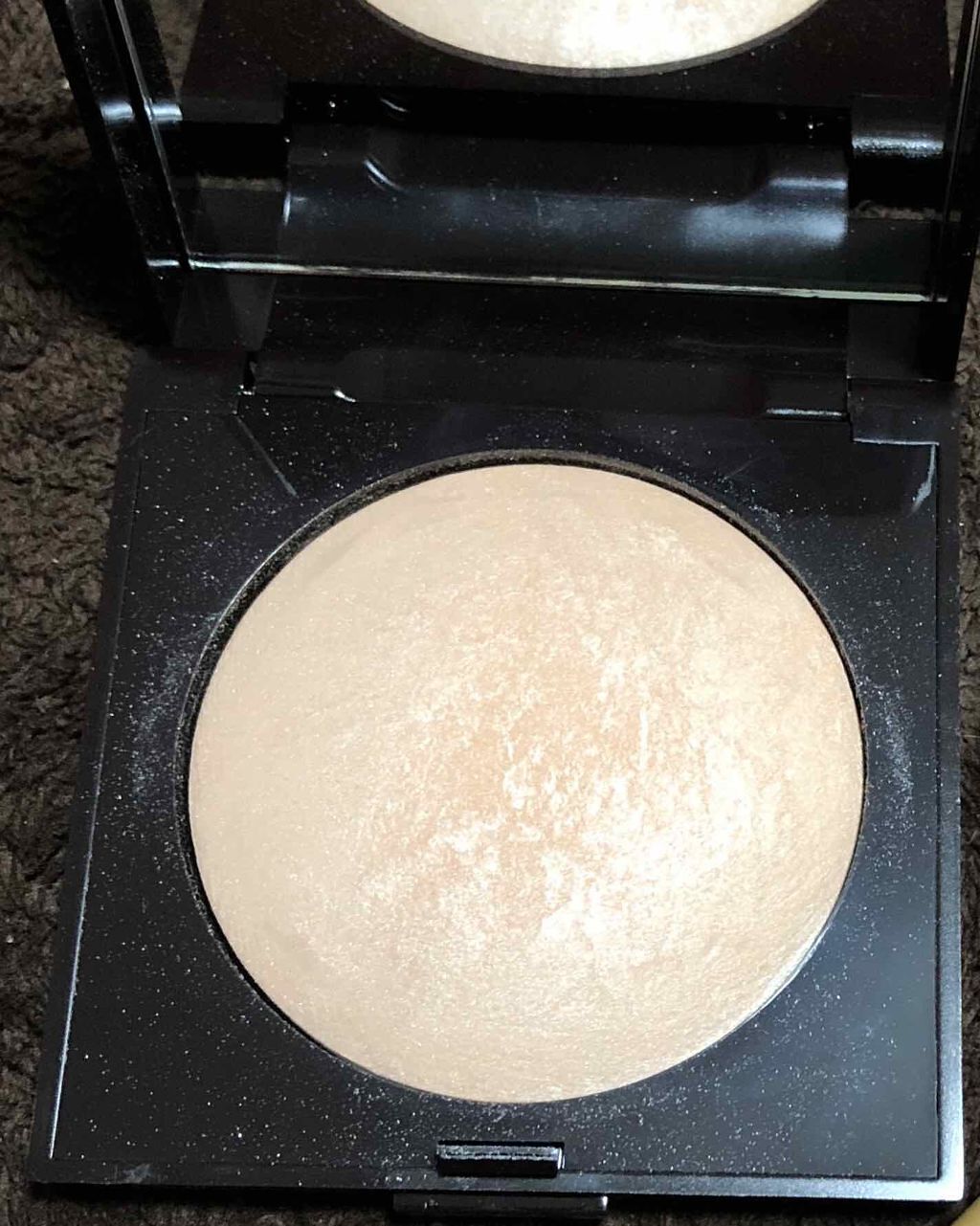 マットラディアンス ベイクドパウダー ハイライト01/ローラ メルシエ/パウダーハイライトを使ったクチコミ(1枚目)