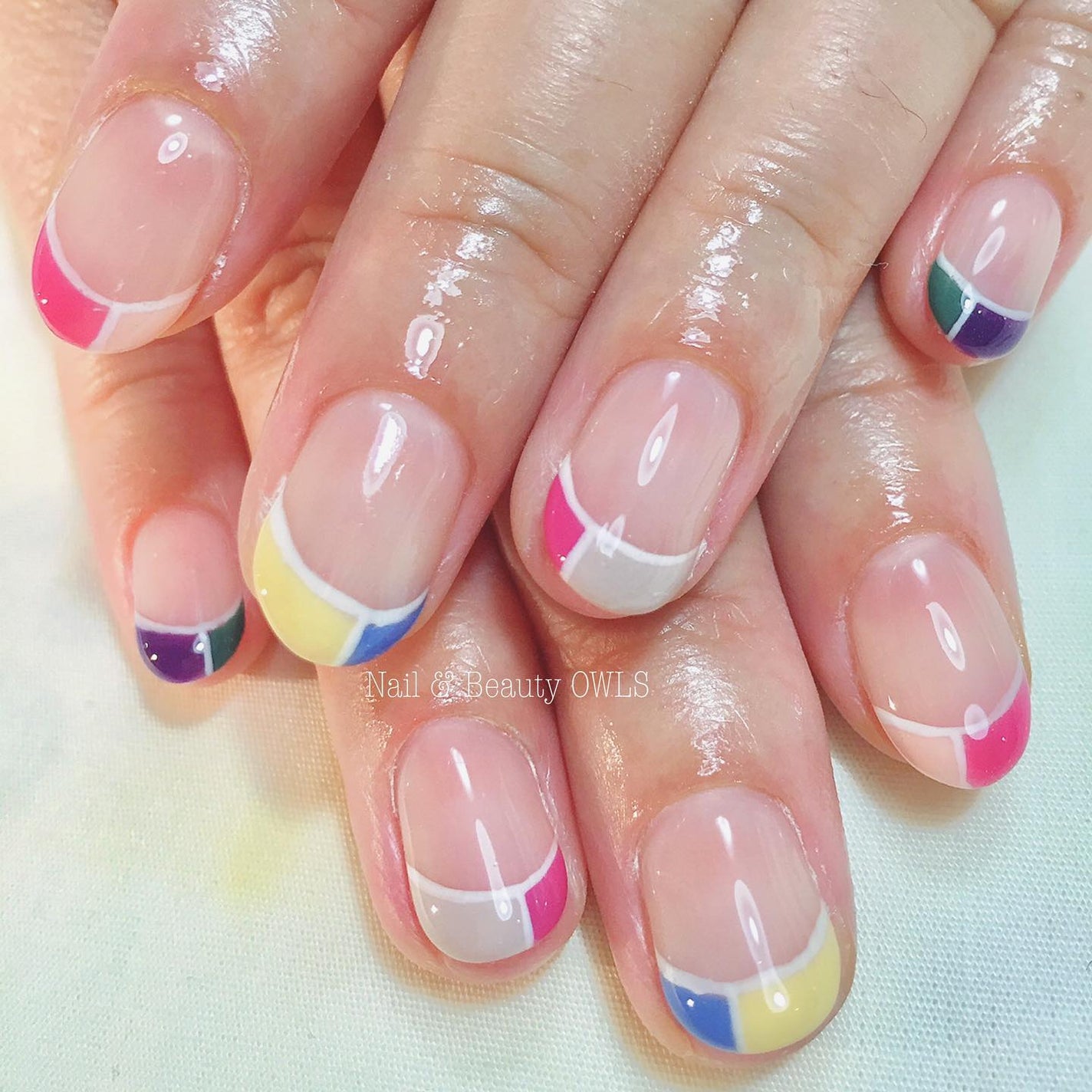 ぴよこれいと あうるす on LIPS 「バイカラーフレンチ💅#バイカラーフレンチ#カラフルネイル#co..」(1枚目)