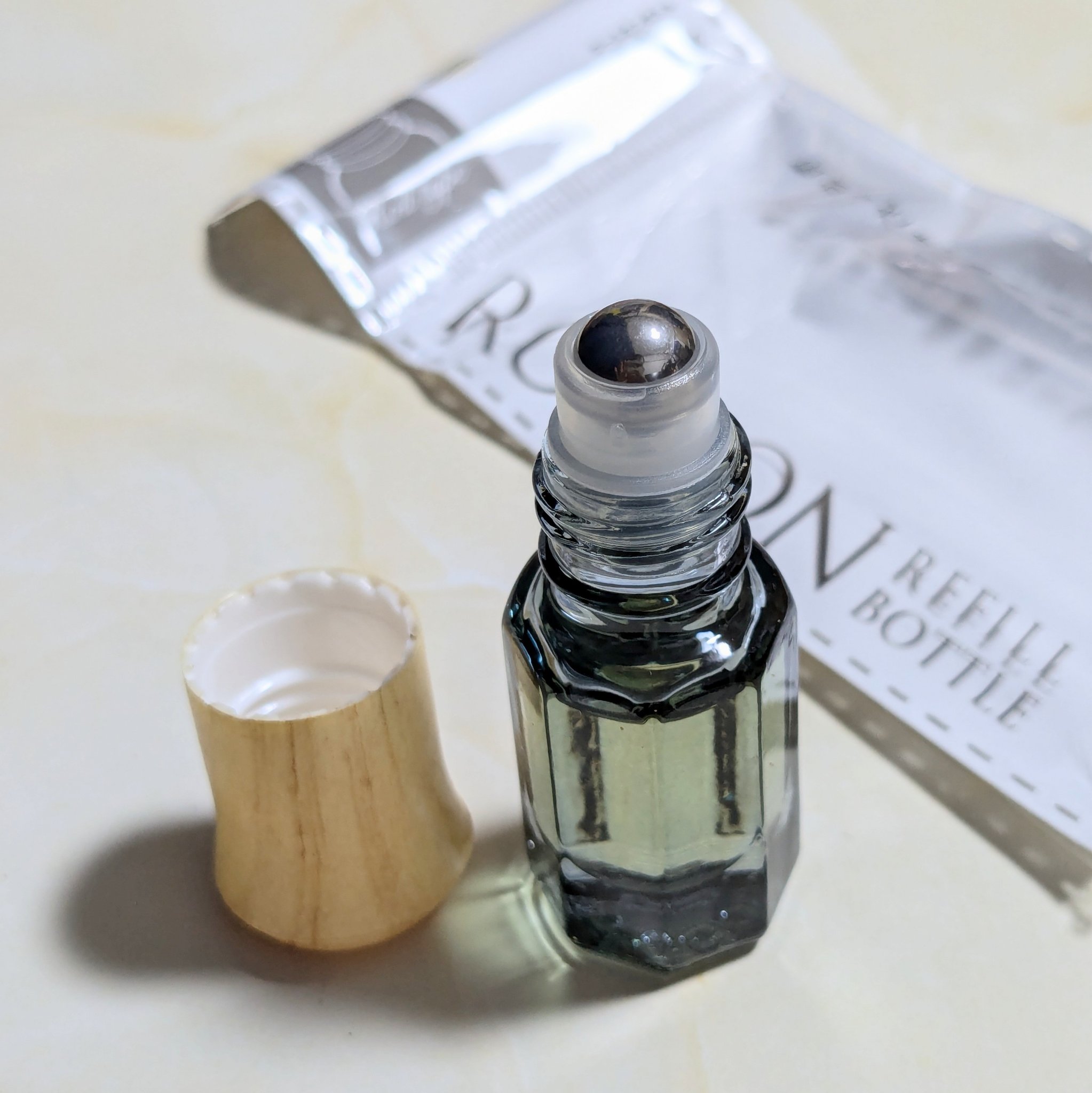 ガラスローラーボトル ミニサイズ ウッド調/セリア/香水(その他)を使ったクチコミ（3枚目）