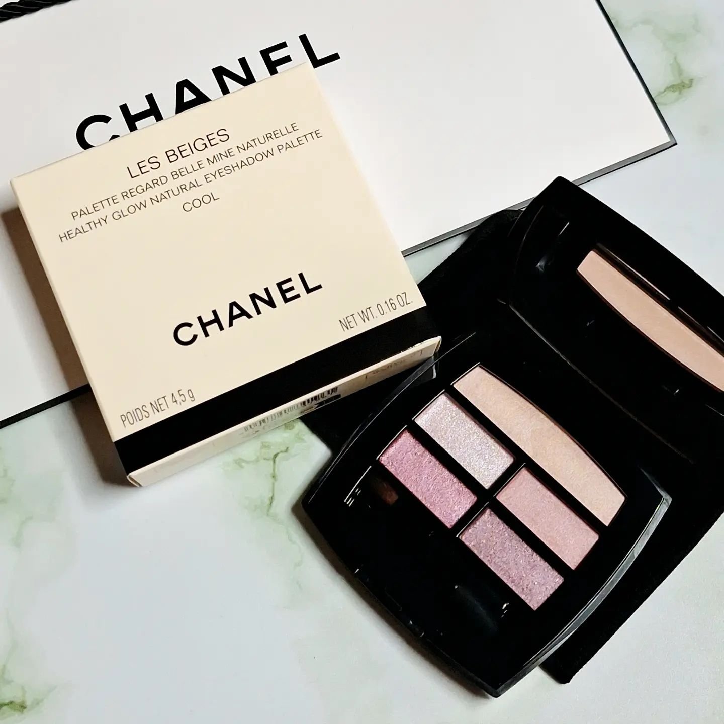 CHANEL、1月5日発売の新色🎉💕
 
 
予約までしてGETしたのに、投稿が常に遅い😭笑
 
それでも紹介しちゃいます‼️
 
 
“ 肌色の延長線にある5色が納められたアイシャドーパレット。”
 
 
CHANEL
レ ベージュ