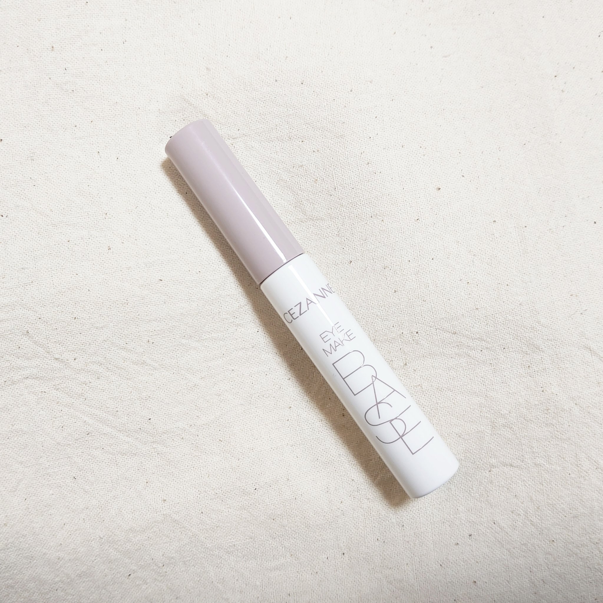 他の方のレビュー通りアイシャドウが綺麗に発色します❤
私の瞼は青みを吸収してしまうのですが、こちらのアイシャドウベースを塗った上からピンクのシャドウ塗ったらちゃんとピンクになりました！
液は白っぽいですが塗ると透明になります。
かなり薄く塗