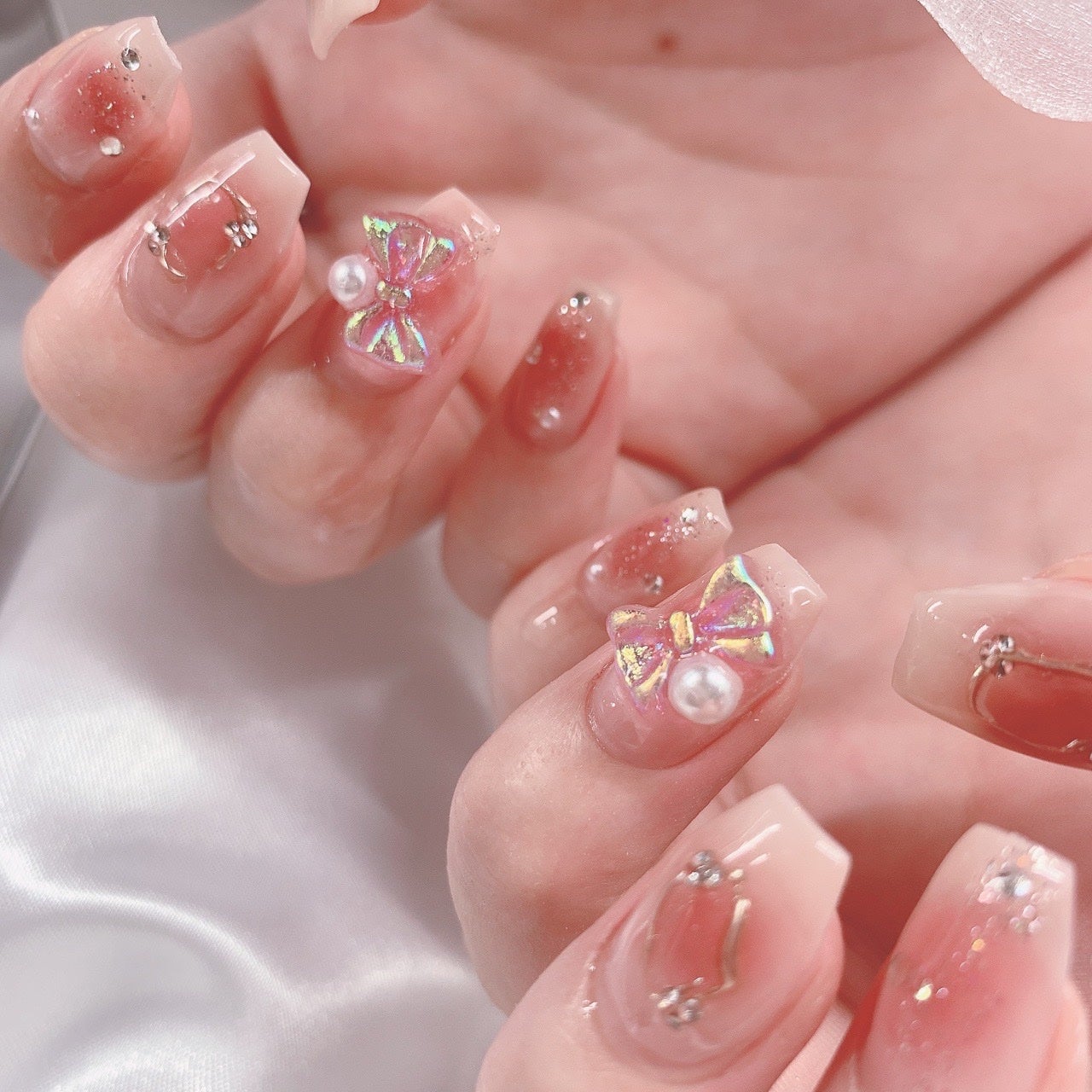 m. on LIPS 「今月のネイル💅✨今回は、チークネイル♡オーロラリボンとパールの..」(1枚目)