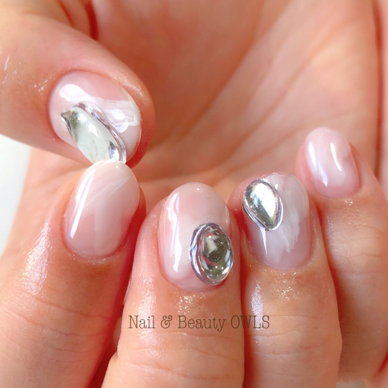 ぴよこれいと あうるす on LIPS 「白のもわもわ。パーツは金さん銀さん。の、ちぐはぐネイル。#ちぐ..」(2枚目)