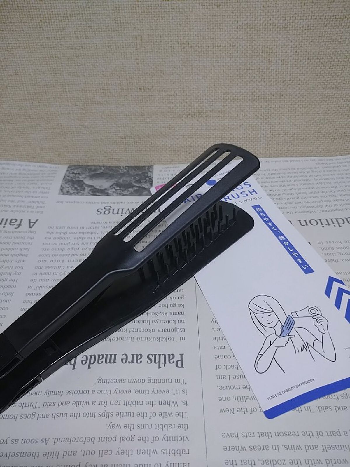 DAISO ヘアトングブラシのクチコミ「ダイソー

ヘアトングブラシ

トングの様な形状をしており挟みながらブローできます。

ヘアア.....」（1枚目）