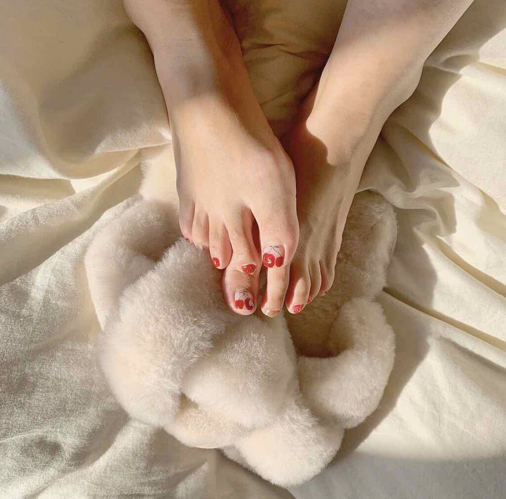 ♥︎ 𝕂𝚘𝚝𝚘𝚗𝚎 on LIPS 「ネイリストさんにおまかせしました🍒2019年秋頃のネイル🤍自粛..」(1枚目)