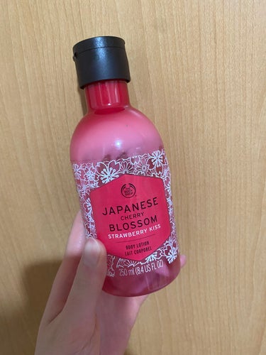 THE BODY SHOP ジャパニーズチェリーブロッサム ストロベリーキス ボディクリームのクチコミ「匂いはベリー系の濃い感じで冬に合ってる感じ。ただ塗った時の伸びはあんまり良くない。全身塗るのに.....」（1枚目）