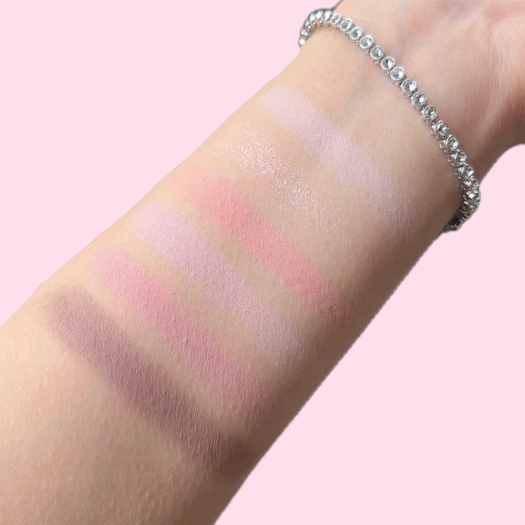 アイシャドウパレット、チーク、ブラシなど ブラーフィニシュシャドウパレット｜Dinto他、2商品を使った