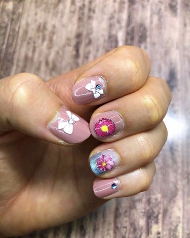 今日のネイル💅✨
最近ネイルをやり始めました。
下手なのは目を瞑って下さい_:(´ཀ`」 ∠):
しかも、ネイルシールちぎれてますし・・・
デザインはカオスですし・・・


ネイルシールを貼ったけどネイ